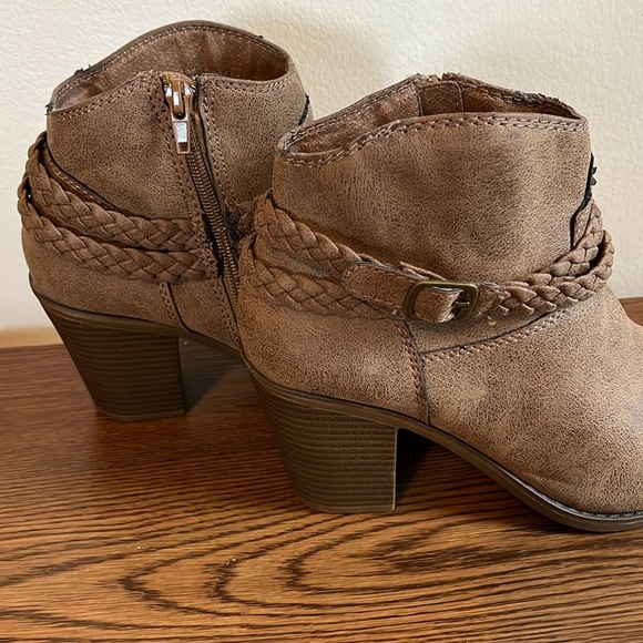 Fall Women’s Ankle Booties Heels Braided Buckle Details Size 8.5 - Picture 3 of 10
